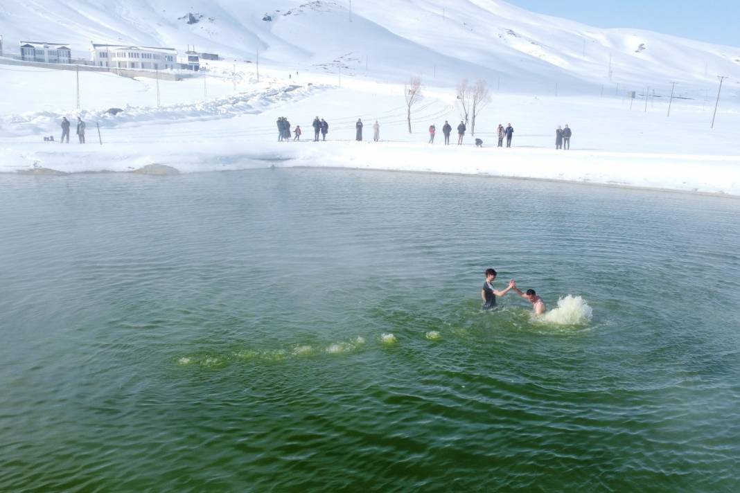 Türkiye'nin Bu Kentinde Hem Kayak Hem Termal Havuz Keyfi İç İçe Yaşanıyor! Kış Tatili Arayanların İlgisini Çekecek Güzellikte 9